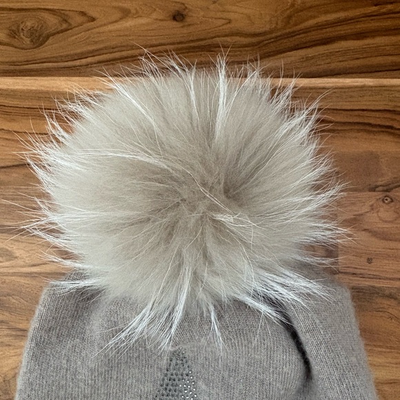 Super soft wool beanie with real fur Pom-Pom and studded shiny star accent - Picture 3 of 12